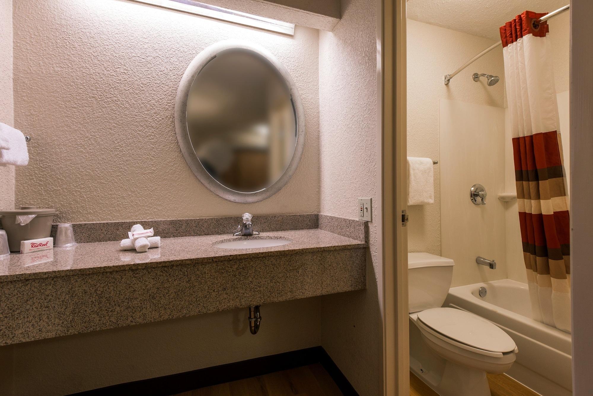 Red Roof Inn Louisville East - Hurstbourne Екстериор снимка