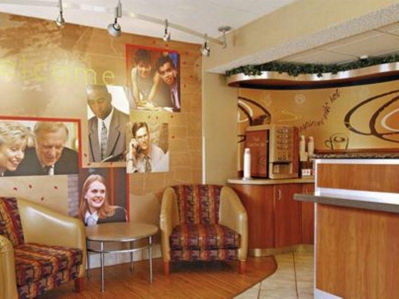Red Roof Inn Louisville East - Hurstbourne Екстериор снимка
